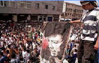 vive ma3toob Le 25 juin 2001 c'etai le 3em aniversaire de la Mort de Lounes Matoub, ce jour la tout tizi son descendu dans la rue pour rendre hommage au rebelle.